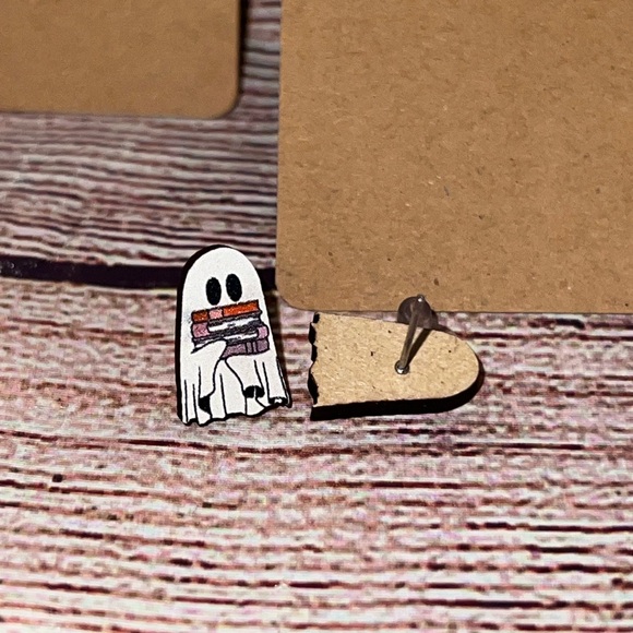 SUPER CUTE GHOST HOLDING BOOKS WOOD EARRINGS - Picture 11 of 11